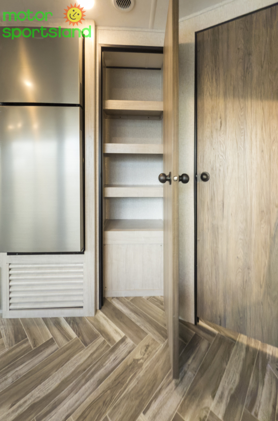 Zinger 270BH — closet storage