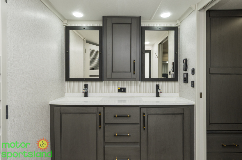 Redwood 415RD — bathroom