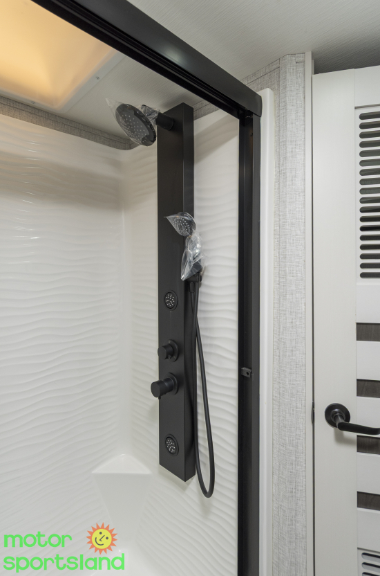 Redwood 415RD — shower
