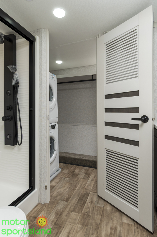 Redwood 415RD — bathroom