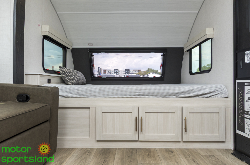 R-POD 185 — bedroom