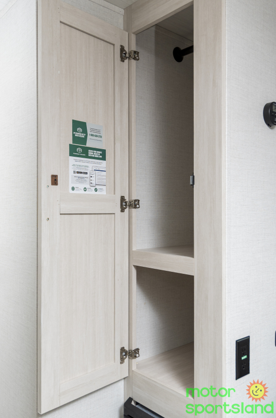 R-POD 185 — closet storage