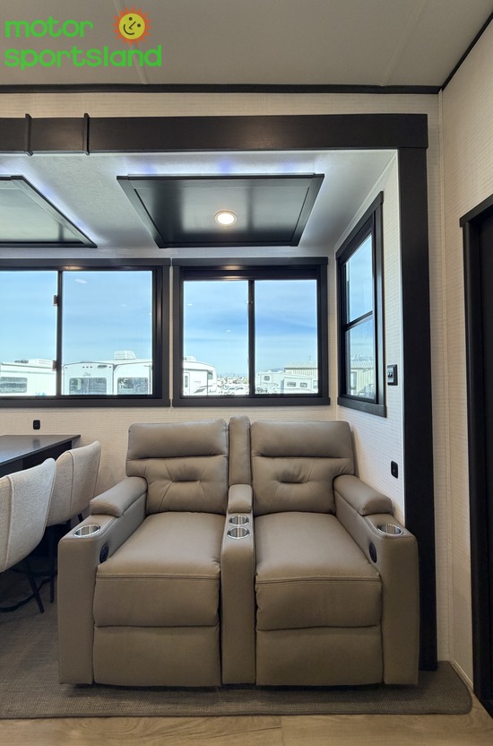 Stealth 4114GX — living dinette