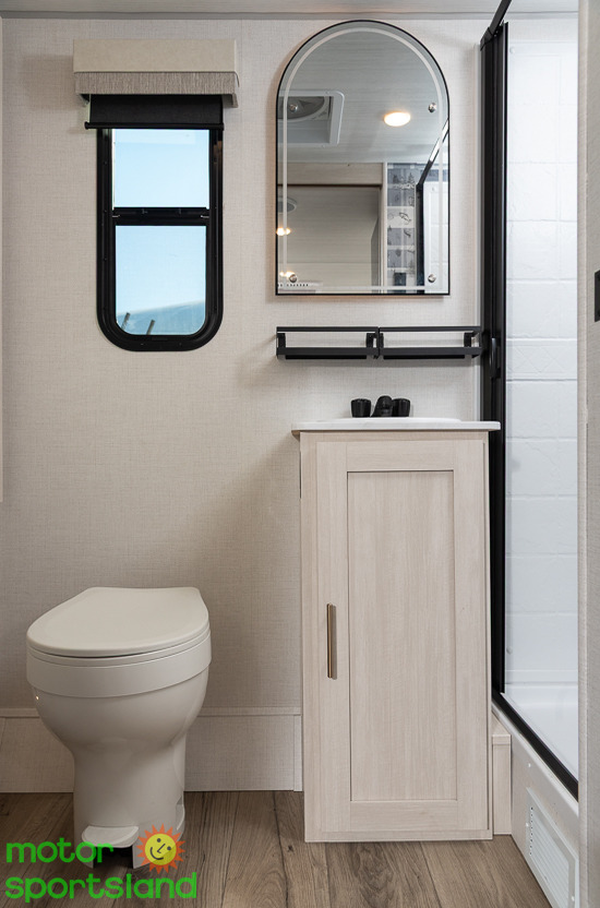 R-POD 197 — bathroom