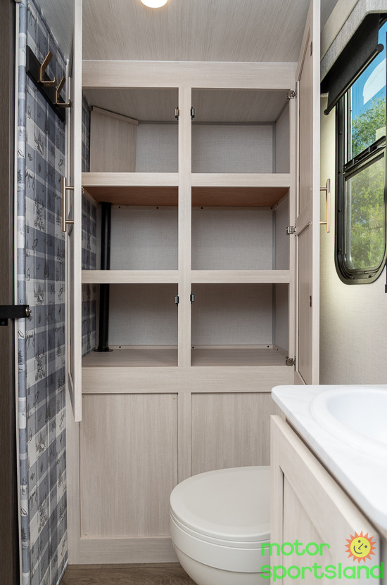 R-POD 197 — closet storage