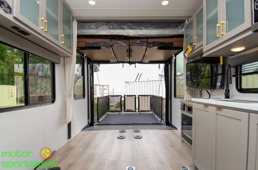 Stealth 2215 — kitchen