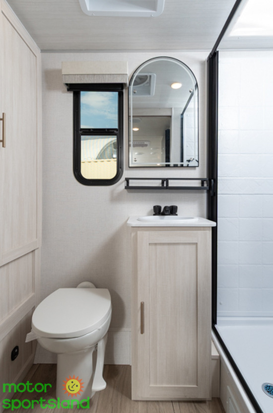 R-POD 192 — bathroom