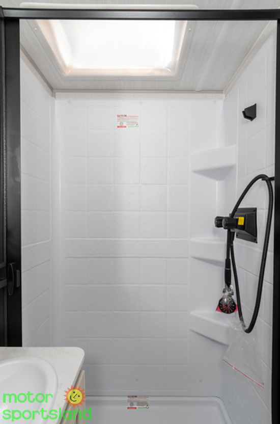 R-POD 192 — shower