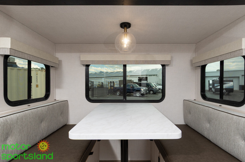 R-POD 203 — living dinette