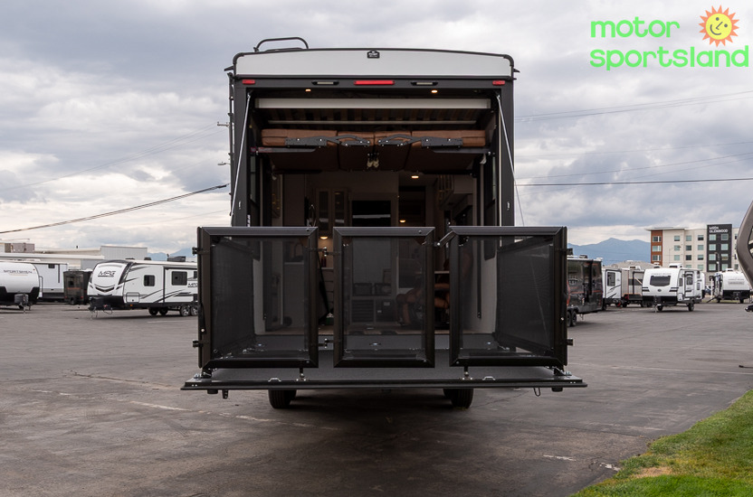 Stealth 2800 — exterior rear