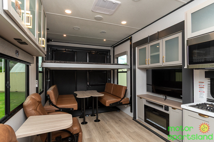Stealth 2800 — living dinette