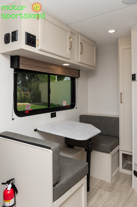 Sportsmen 130RD — living dinette