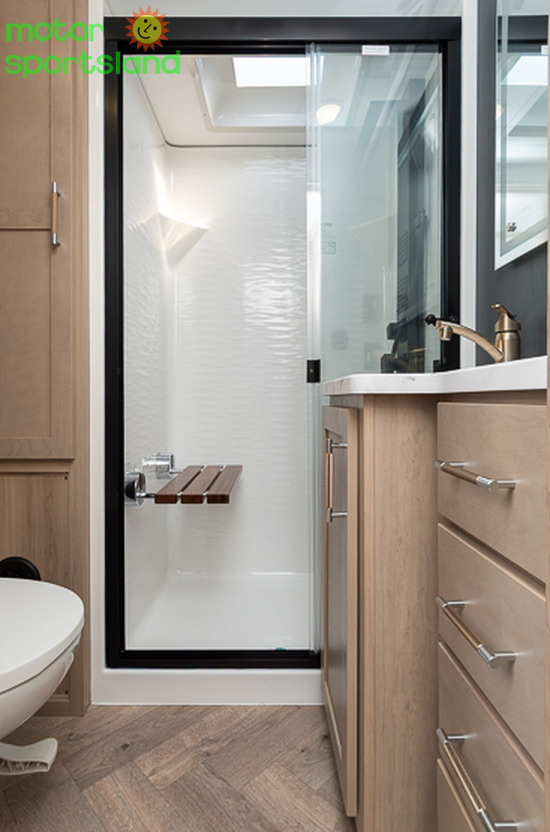 Raptor 441 — bathroom