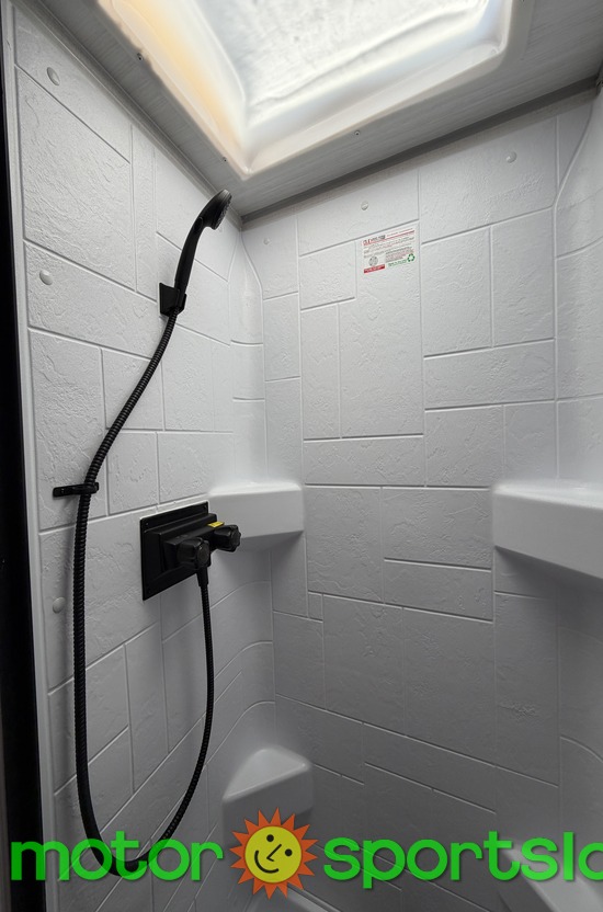 R-POD 194 — shower
