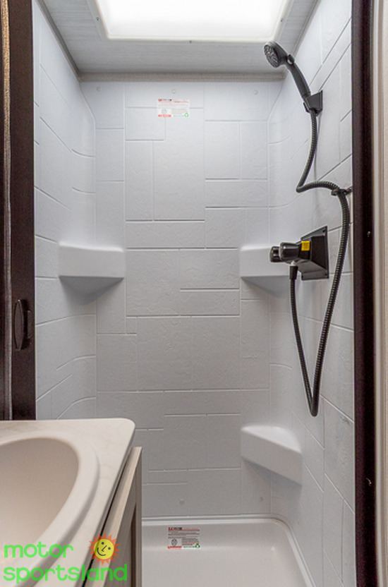 R-POD 190 — bathroom