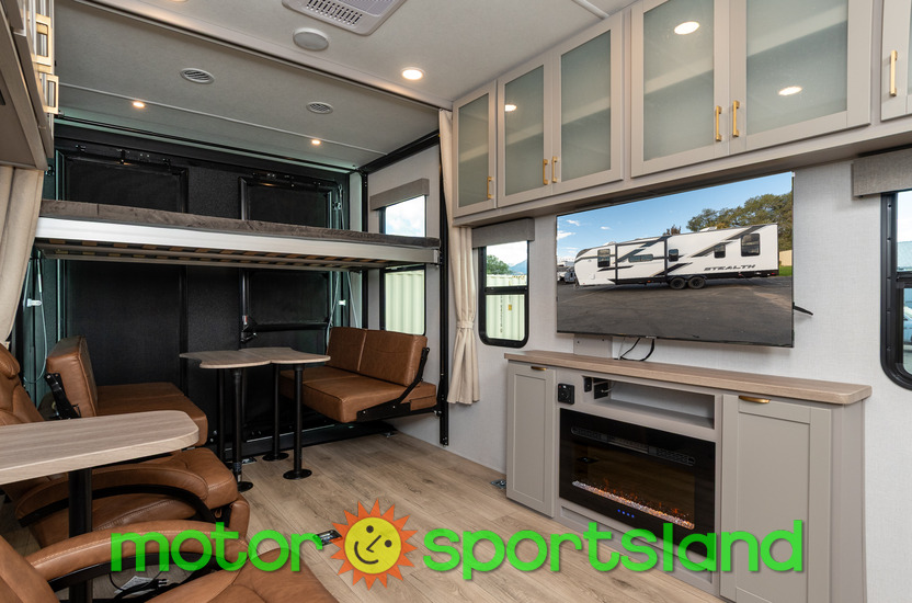 Stealth 2900 — living dinette