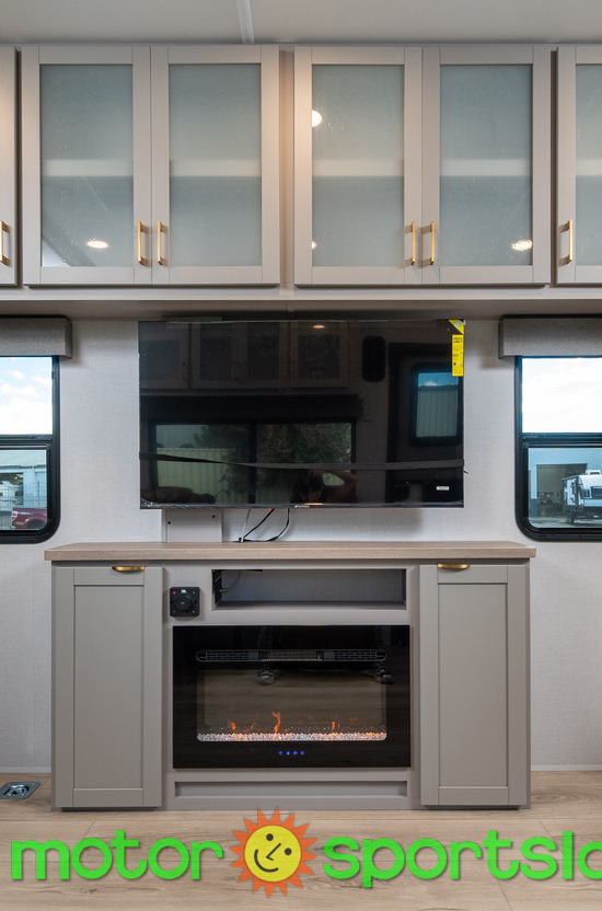 Stealth 2900 — living dinette