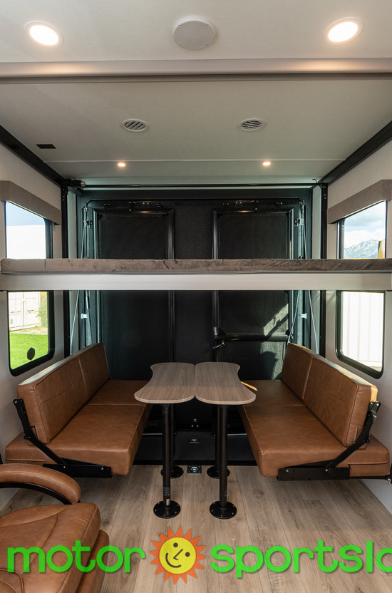 Stealth 2900 — living dinette