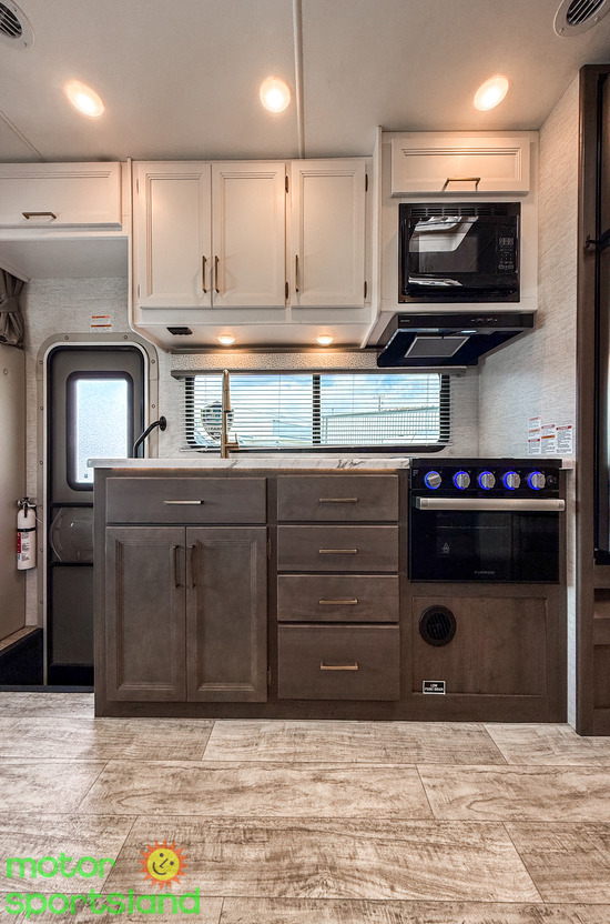 Chateau 27P — kitchen